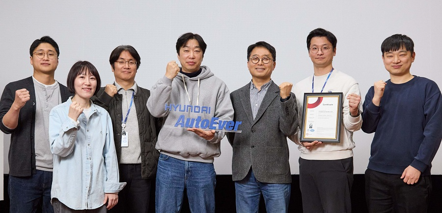 현대오토에버 임직원들이 'mobilgene x-Studio'의 ISO 26262 인증을 기념하고 있다. 왼쪽부터 현대오토에버 가상검증플랫폼팀 김경남 책임, 유정임 팀장, 박경훈 차량SW평가기술실장, 정지훈 차량전장SW센터장, SDV담당 권해영 상무, 허창무 책임, 양동수 책임.