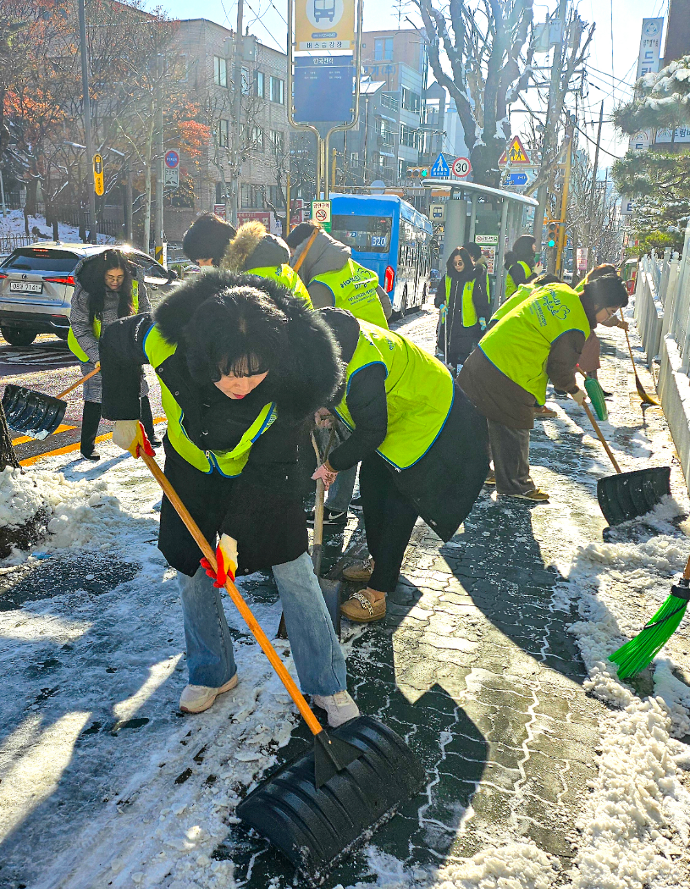 전국적으로 폭설이 내린 지난달 4~5일, 하나님의 교회 신자들이 긴급 제설 작업을 실시했다. 사진은 성남시 수정구 태평동에 쌓인 눈을 치우고 얼음을 깨며 시민들의 통행 안전을 돕는 모습.