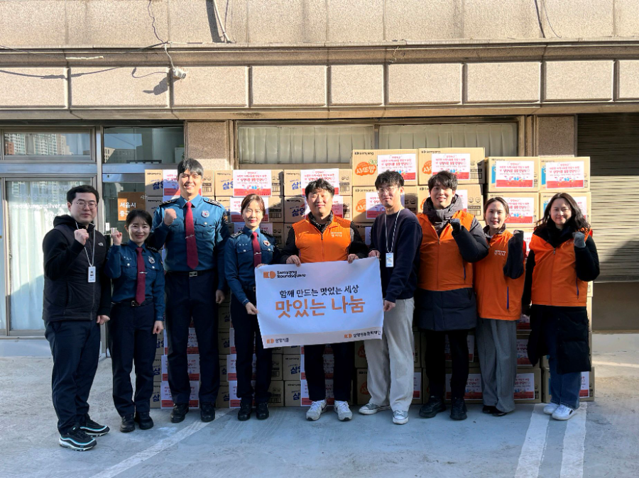 (▲ 중부경찰서 연계 중구재가노인복지기관 기부 행사 사진 / 사진=삼양식품 제공)