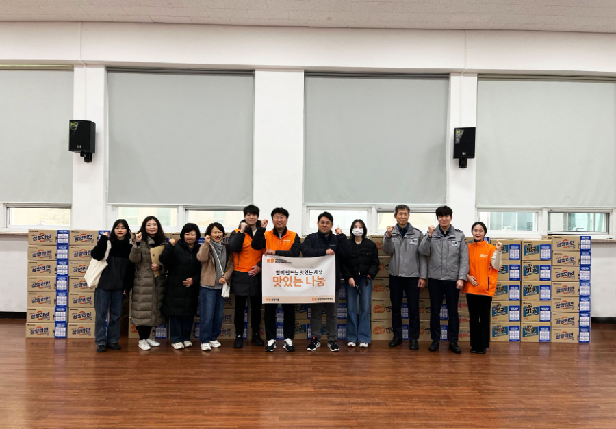 (▲ 남대문경찰서 연계 중림동주민센터, 명동주민센터, 남대문쪽방촌상담소 기부 행사 사진 / 사진=삼양식품 제공)