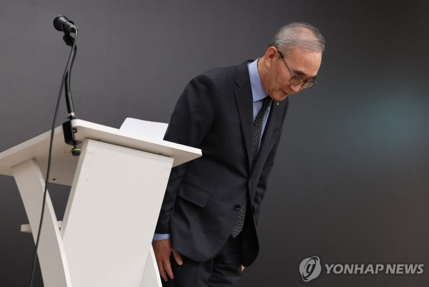 고개 숙인 김영섭 KT 사장 / 사진=연합뉴스