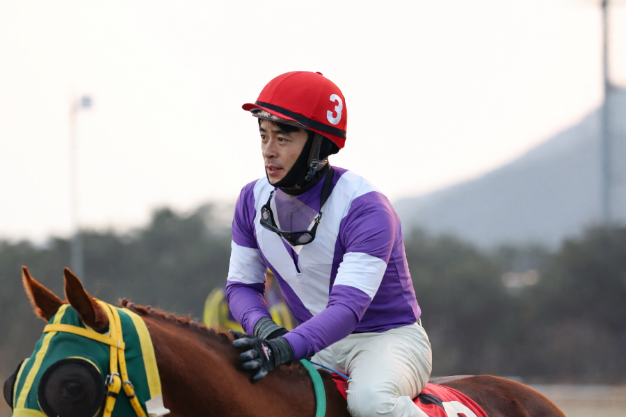 지난 23일, 900승을 달성한 최시대 기수