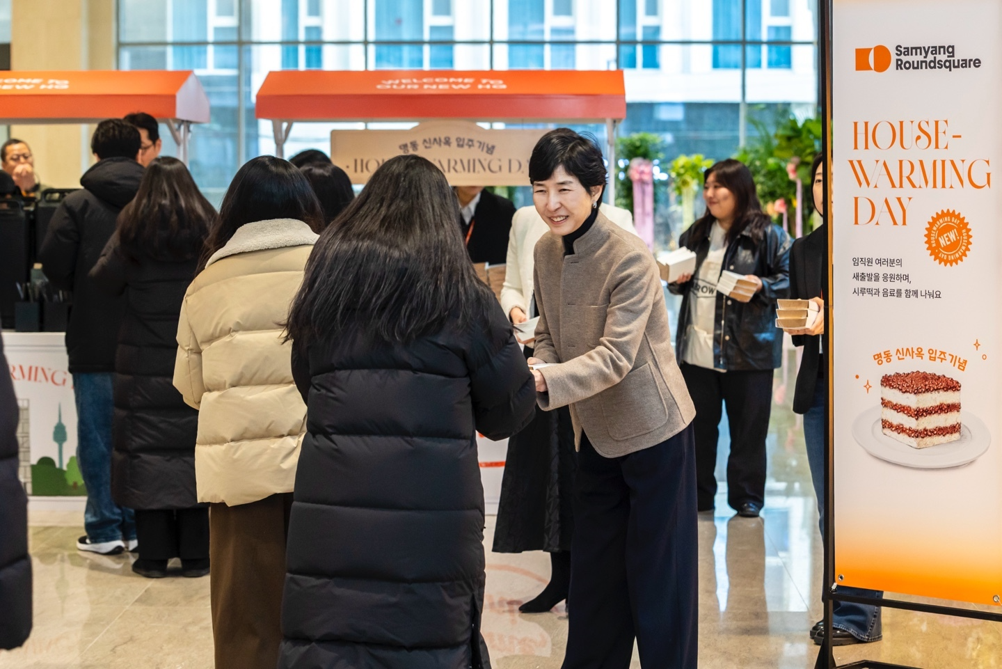 (▲ 명동 신사옥에서 열린 ‘하우스-워밍 데이’ 행사에서 임직원들에게 간식을 전달하고 있는 김정수 삼양라운드스퀘어 부회장/ 사진=삼양라운드스퀘어 제공)