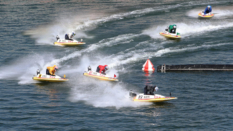 미사리경정장에서 선수들이 턴마크를 돌며 경합을 벌이고 있다.