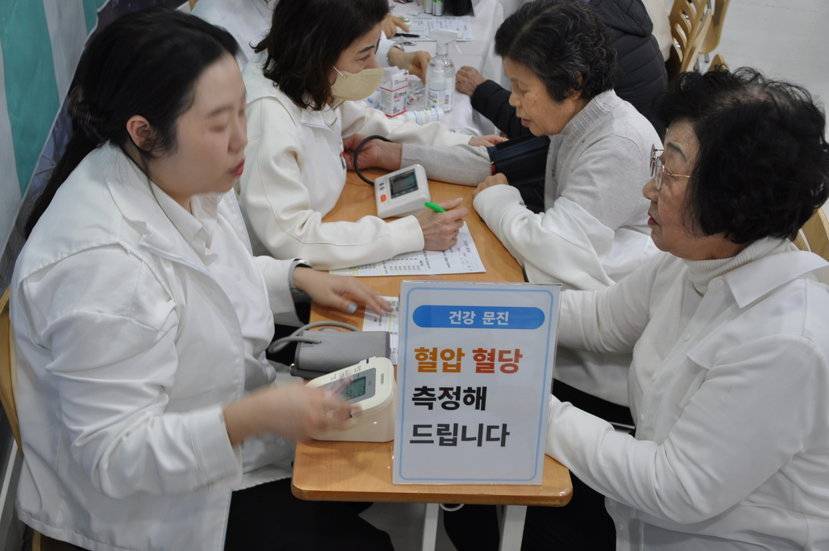 지난 1일 신천지 화곡교회에서 고령 성도 대상으로 ‘백세 건강 캠페인’이 진행된 가운데 한 참석자가 혈압을 측정하고 있다. (신천지 화곡교회 제공)