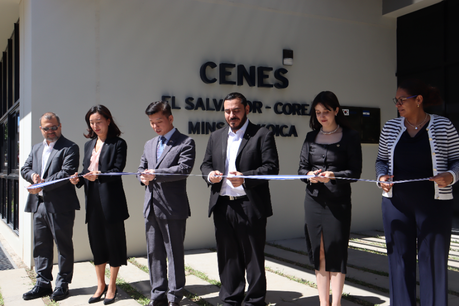 29일(현지시간) 엘살바도르 산살바도르 국립병원에서 열린 국립보건교육센터 준공식에서 조소희 코이카 엘살바도르 사무소장(왼쪽 두 번째), 곽태열 주엘살바도르 대한민국 대사(왼쪽 세 번째), 프란시스코 알라비(Francisco Alabi) 엘살바도르 보건부 장관(오른쪽 세 번째)이 테이프 커팅식을 하고 있다.