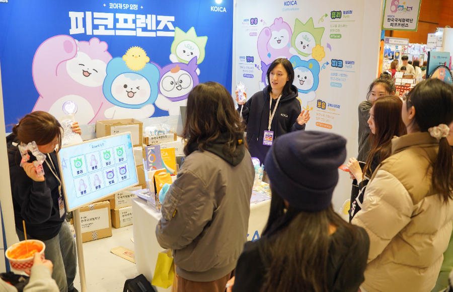 29일 서울 강남구 코엑스에서 열린 ‘K-일러스트레이션페어 서울 2026’ 코이카 피코프렌즈(PeKO Friends) 부스를 방문한 관람객들이 리듬게임 챌린지에 참여하고 있다.