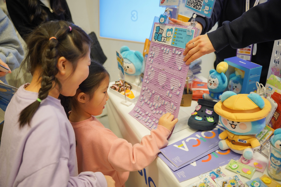 29일 서울 강남구 코엑스에서 열린 ‘K-일러스트레이션페어 서울 2026’ 코이카 피코프렌즈(PeKO Friends) 부스를 방문한 관람객들이 ODA 퀴즈 이벤트와 뽑기 게임에 참여하고 있다.
