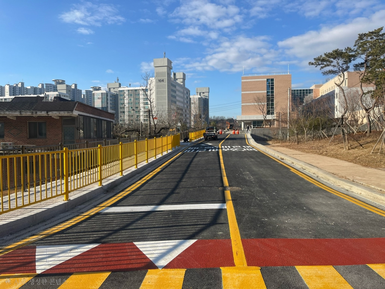 천우물초 앞 온양 소로 1-52호 개통된 사진 (아산시 제공)