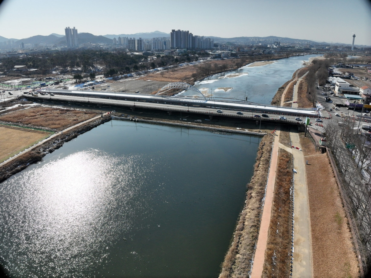 아산충무교 건설공사의 아산방향 시공 완료에 따라 교통전환을 준비하고 있다 (아산시 제공)