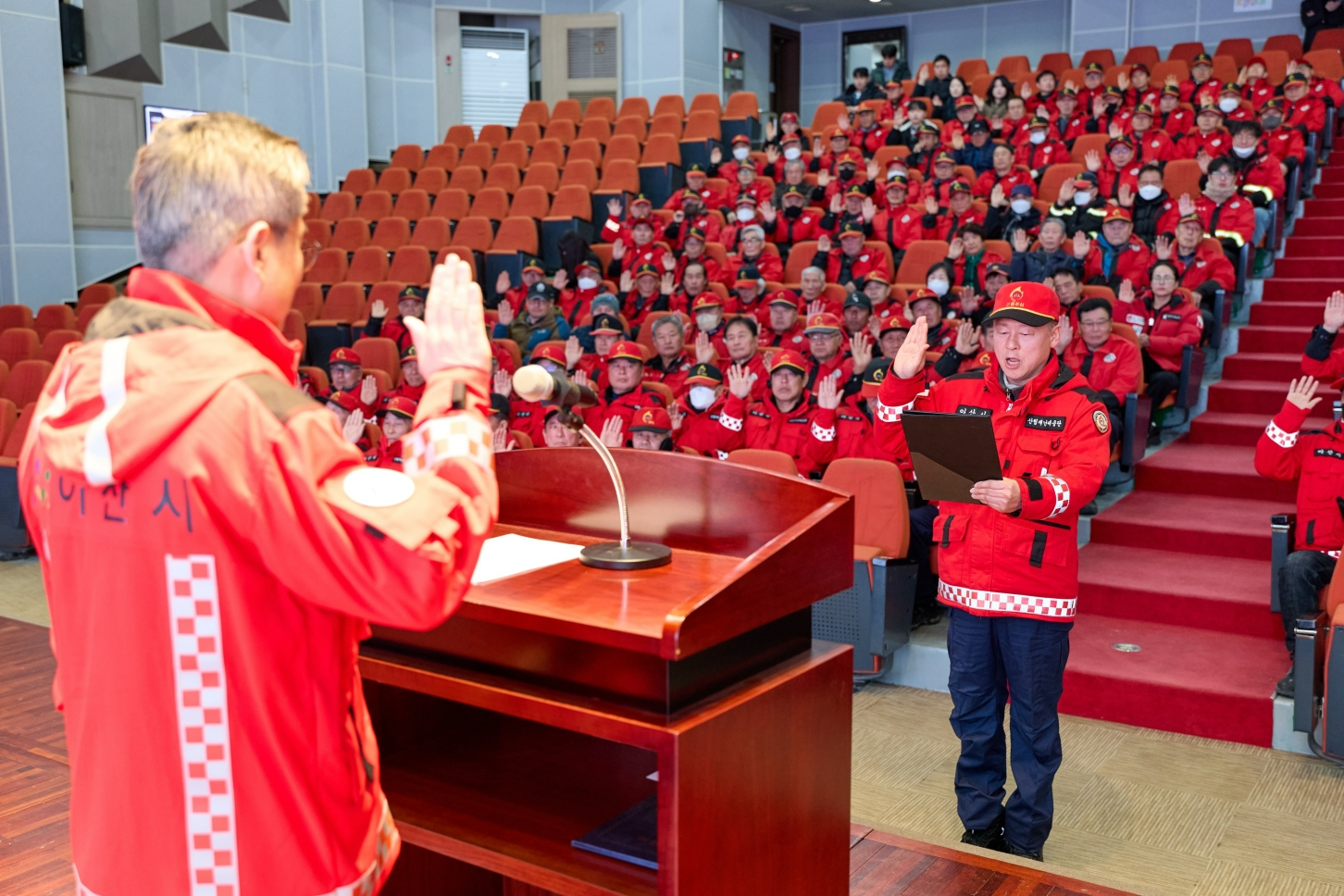 산불방지다짐결의대회에서 구호를 제창하는 모습/아산시 제공