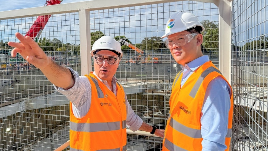GS건설 허윤홍 대표(오른쪽)가 호주 SRL 현장을 둘러보는 모습