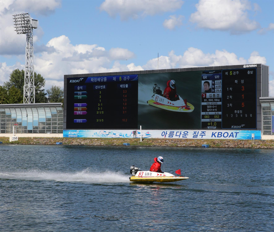미사경정장에서 경정선수가 다음경주 출전을 위해 소개항주를 진행하고 있다