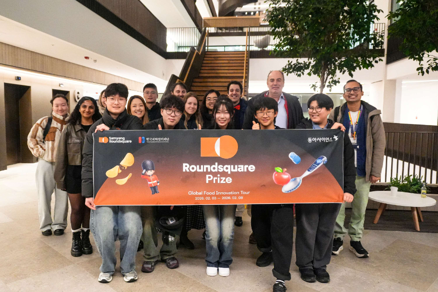 (▲ 영국 옥스퍼드 대학교를 방문한 ‘라운드스퀘어 프라이즈’ 대상 수상팀들(앞줄)이 찰스 스펜스 교수 및 연구팀(뒷줄)과 기념촬영을 하고 있다. / 사진=삼양라운드스퀘어·삼양식품 제공)
