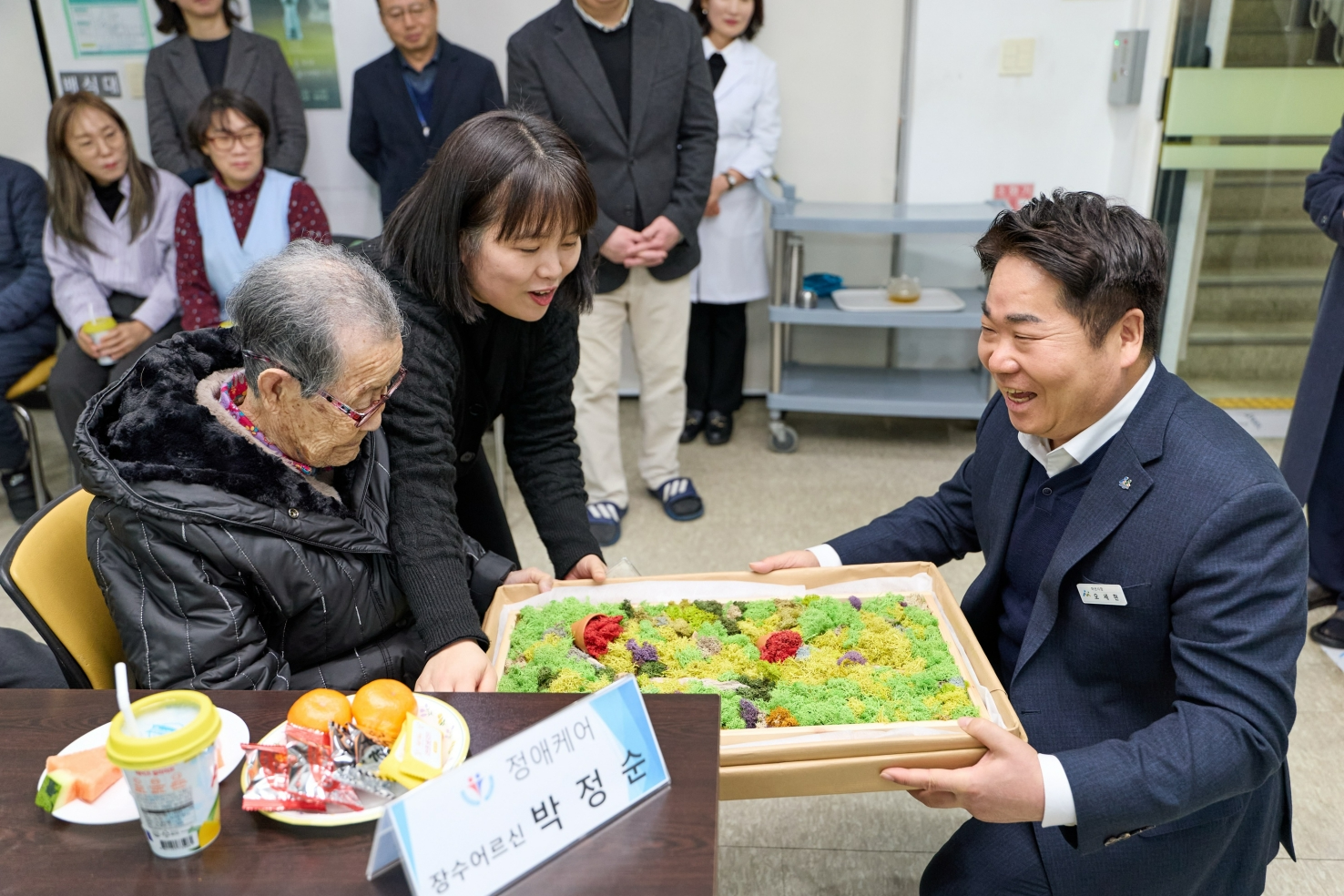 오세현 아산시장이 온양정애원 어르신과 인사나누는 모습 /아산시 제공