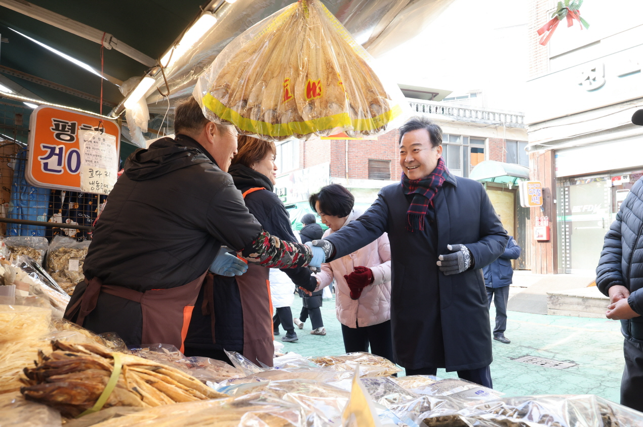 전통시장인 의왕도깨비시장을 찾아 명절 장보기 행사
