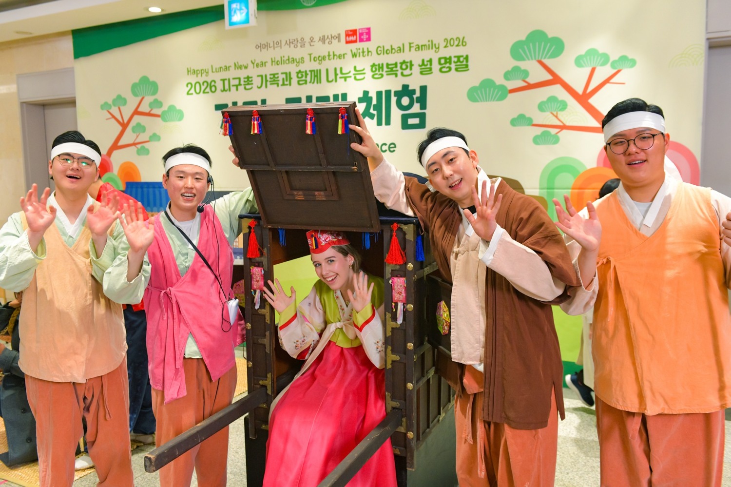 위러브유 회원들이 마련한 한국문화 체험 부대행사에서 한복을 입은 외국인 참가자가 전통 가마에 앉아 즐거워하고 있다.