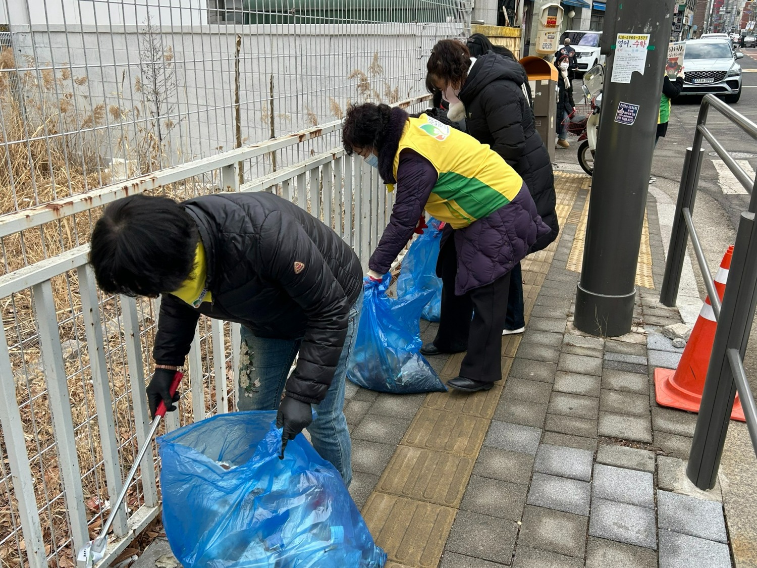 지난 12일 동작지부가 진행한 ‘자연아 푸르자’ 봉사에서 봉사자들이 쓰레기를 줍고 있다. / 사진 제공: 신천지자원봉사단 동작지부