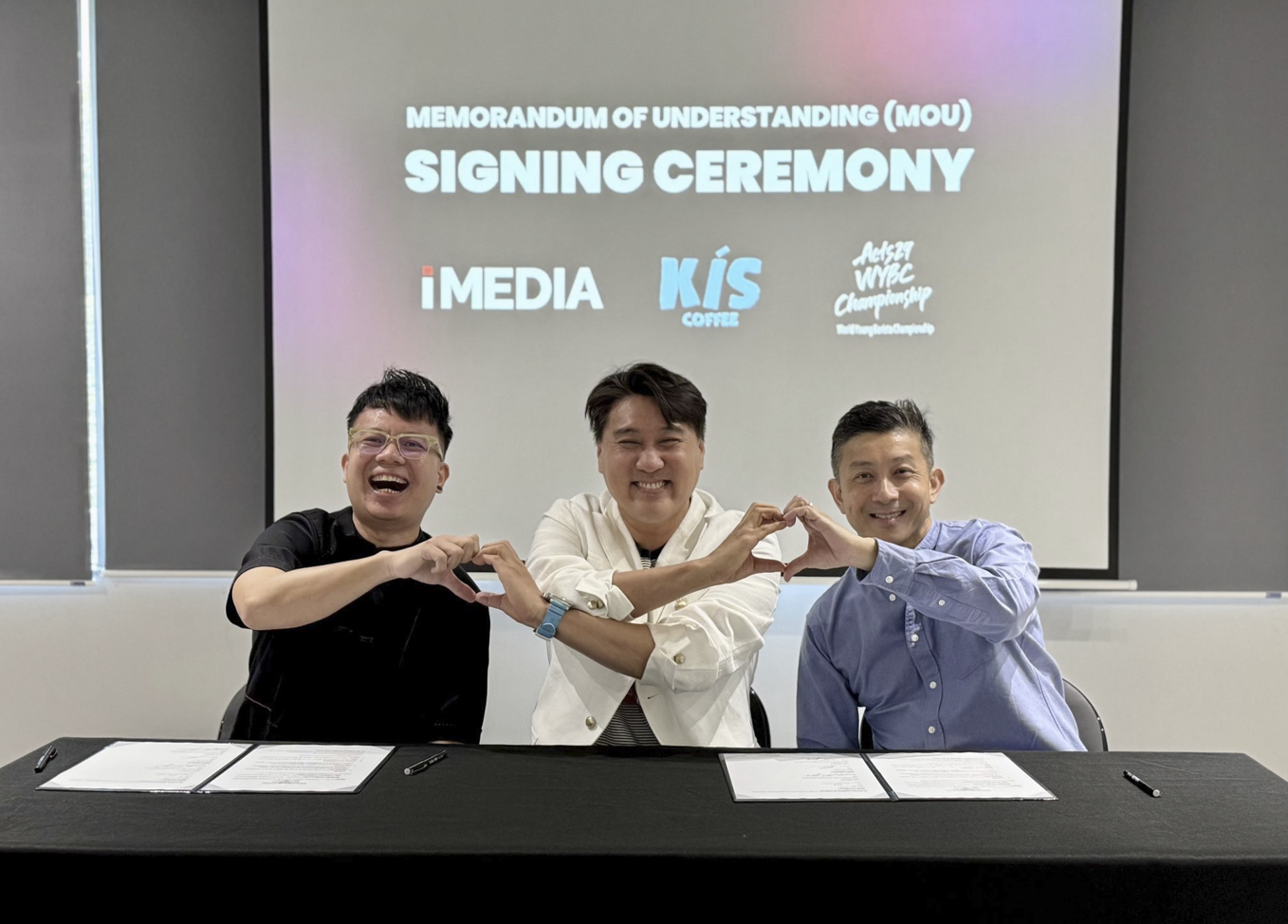 사진=액츠29·iMEDIA·KIS COFFEE 3자 MOU 체결식 현장_▲ 2월 9일 말레이시아 쿠알라룸푸르 iMEDIA 본사에서 진행된 월드영바리스타챔피언십 MOU 체결식. 사단법인 액츠29 산하 아시아스페셜티커피협회(ASCA), iMEDIA, KIS COFFEE 관계자들이 기념 촬영을 하고 있다.