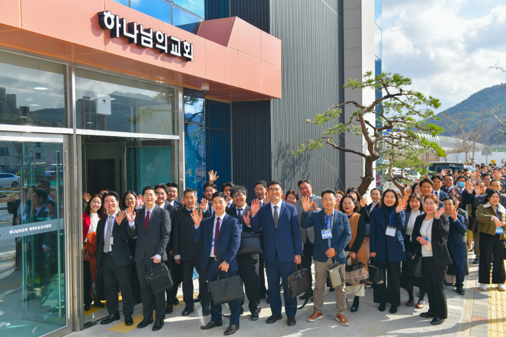 '김해율하 하나님의 교회' 헌당식 참석자들이 질서 있게 입장하고 있다.