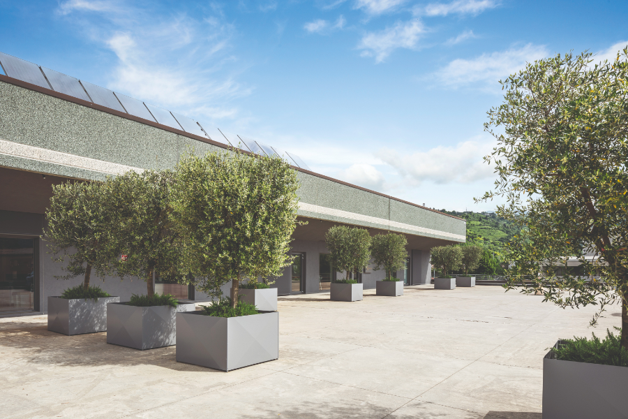 (이탈리아 브레시아에 위치한 케미노바 공장 전경 및 생산 장면)