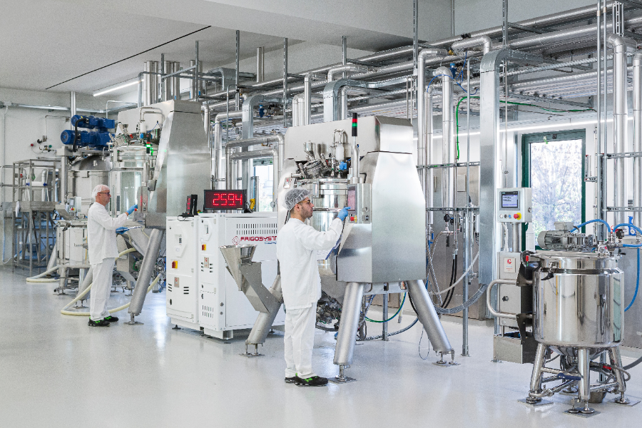 (이탈리아 브레시아에 위치한 케미노바 공장 전경 및 생산 장면)