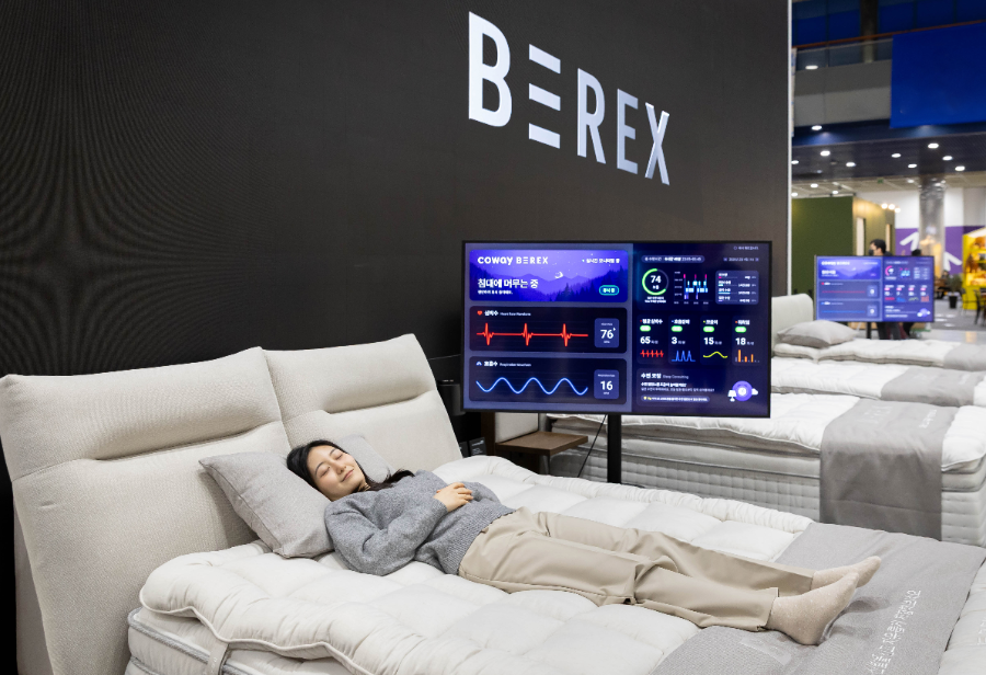 수면 분석을 진행하는 ‘코웨이 비렉스 수면센서 매트리스 S시리즈’