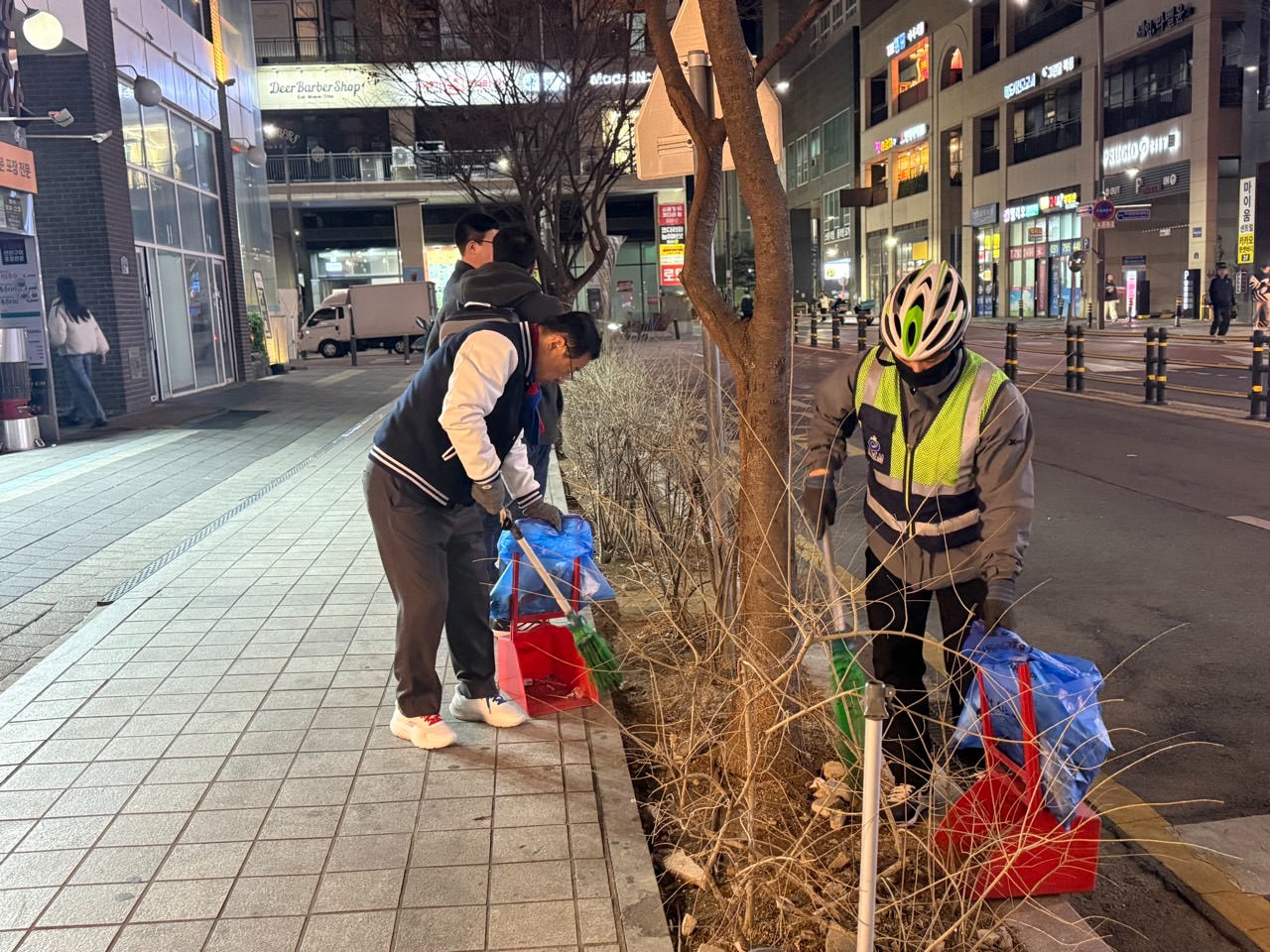 이현재 시장 빗자루 들고 야간 청소 직접 동참