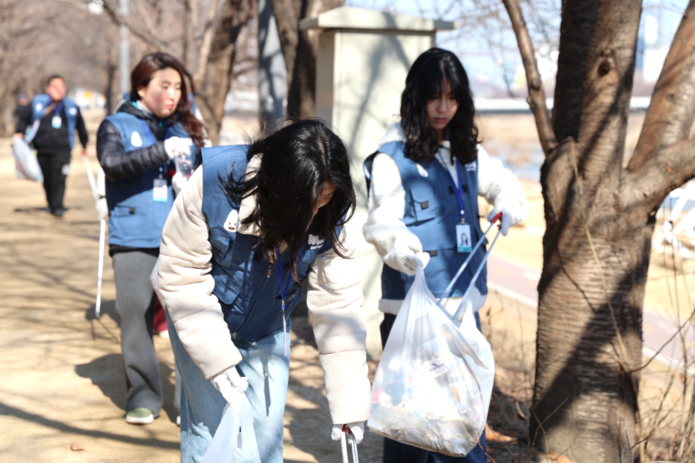 WECA 서포터즈 2기, 안양천서 플로깅 봉사활동…“교육은 생명” 실천