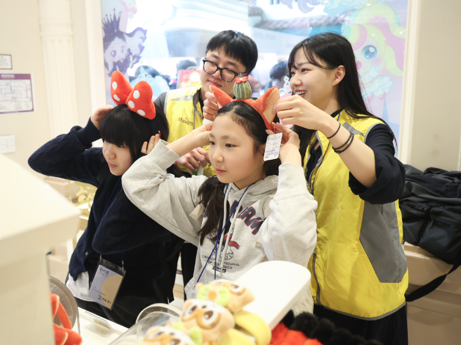 동서식품이 지난 26일 강원도 삼척시 도계 탄광마을 아동을 초청해 서울 송파구 롯데월드에서 문화 체험 프로그램을 함께 하는 임직원 봉사활동을 진행했다.