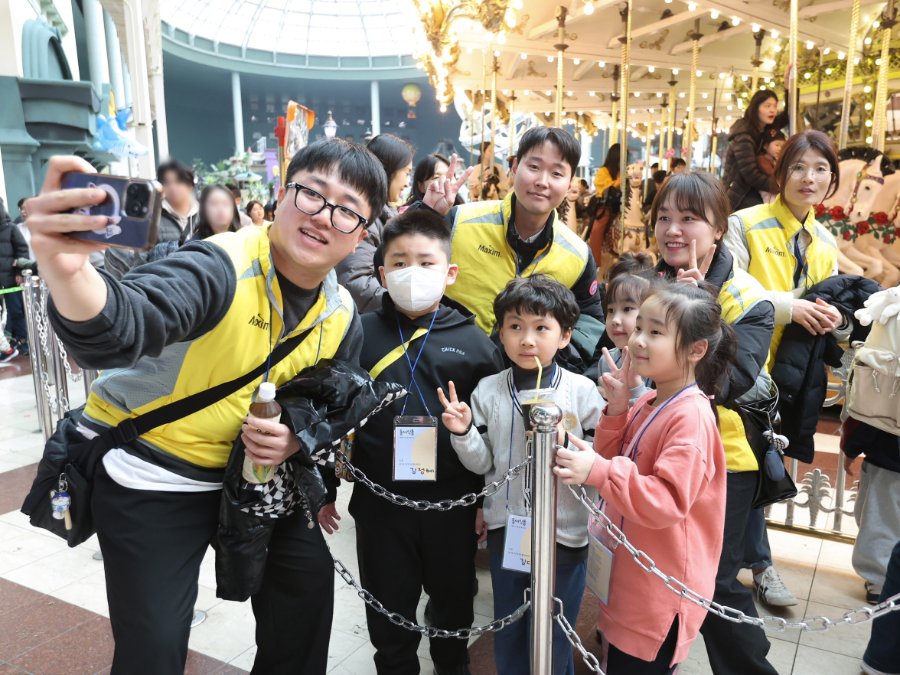 동서식품이 지난 26일 강원도 삼척시 도계 탄광마을 아동을 초청해 서울 송파구 롯데월드에서 문화 체험 프로그램을 함께 하는 임직원 봉사활동을 진행했다.