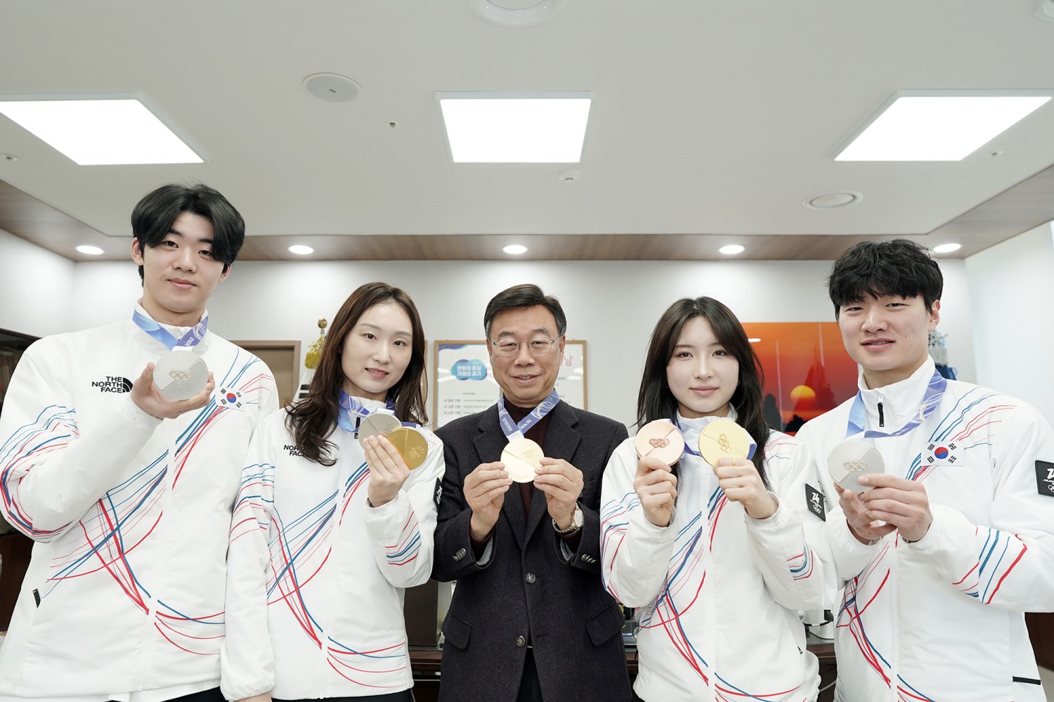 왼쪽부터 이준서–최민정-신상진 성남시장-김길리-이정민-이준서 선수
