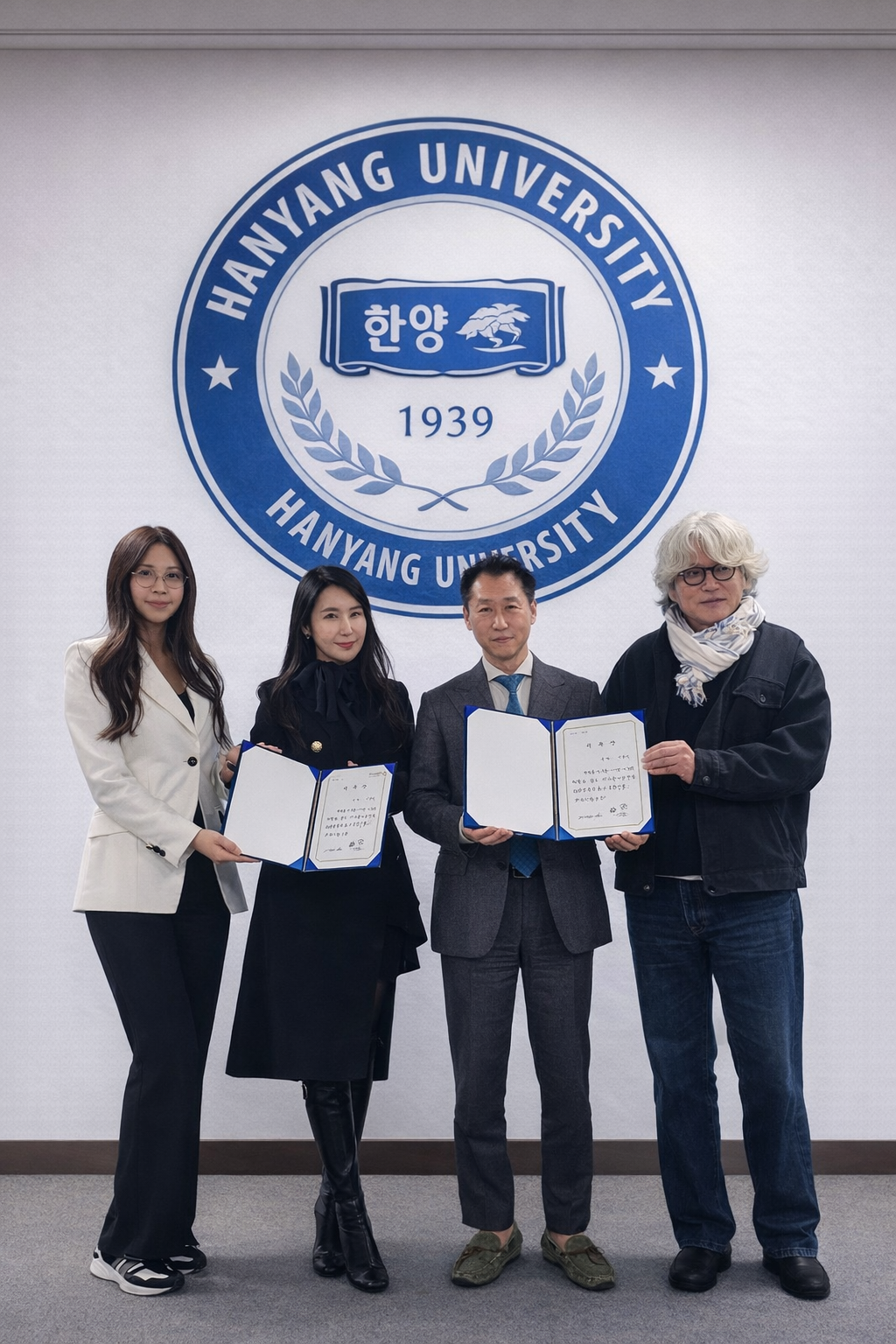 (왼쪽부터)한양대학교 시니어모델 인플루언서 비즈니스과정 패션총괄교수 장정인,총괄경영교수 이현진(이초의),미담 최영철 회장,패션 알파벳 한규철 대표.