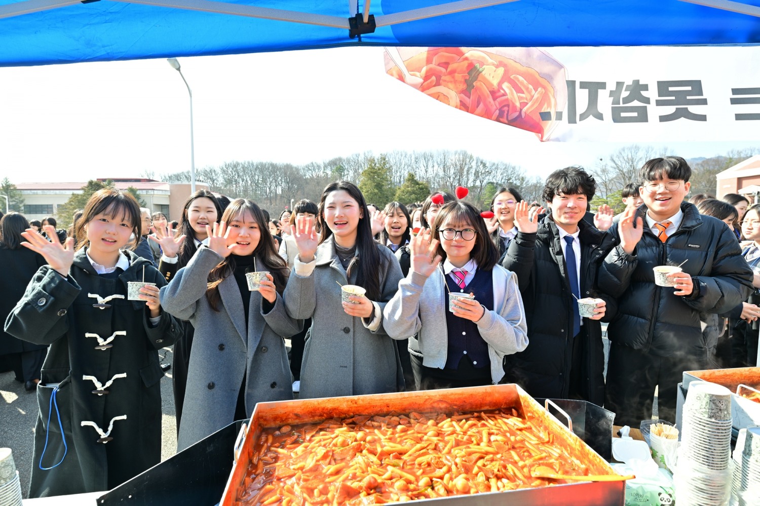 '2026 학생 개학예배'를 맞아 대전권 하나님의 교회가 학생들을 위해 떡볶이, 호떡, 만두 등 맛있는 간식을 제공했다. 새 학기를 맞은 학생들의 얼굴에 웃음꽃이 활짝 피었다.