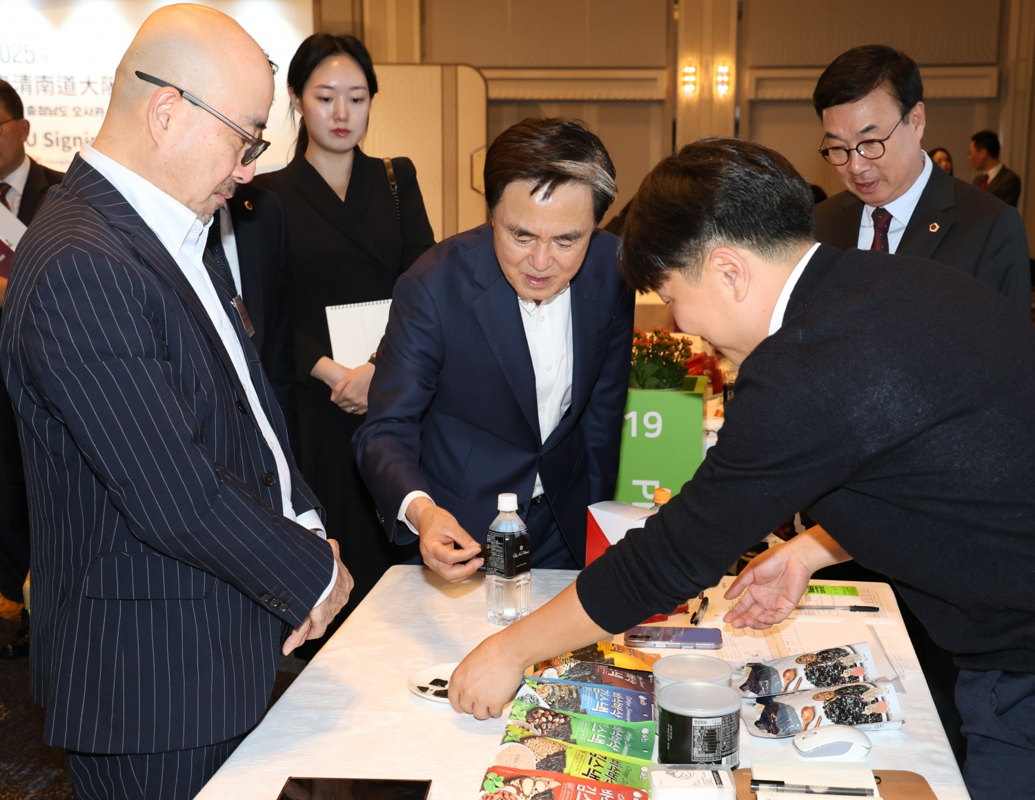 지난해 10월 23일 일본 오사카 뉴오타니호텔에서 열린 수출상담회장을 찾은 김태흠 충남도지사가 도내 기업의 제품을 살펴보고 있다./ 충남도 제공