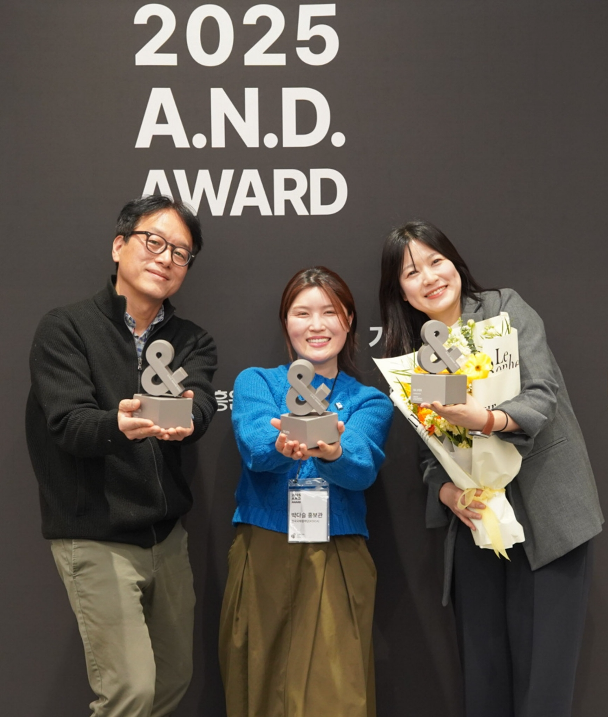 26일(목) 오후, 서울시 코엑스에서 열린 ‘2025 앤어워드’ 행사에서 실버(Silver) 상을 수상한 코이카 홍보실 직원이 기념사진 촬영을 하고 있다.(왼쪽부터 코이카 홍보실 류진 실장, 박다슬 홍보관, 김보라 홍보관)