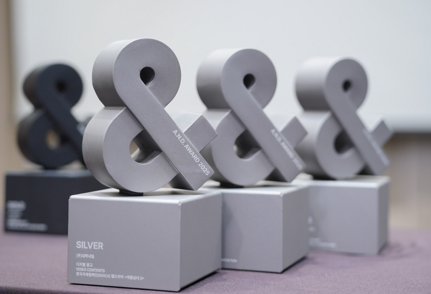 ‘2025 앤어워드’ 수상 트로피