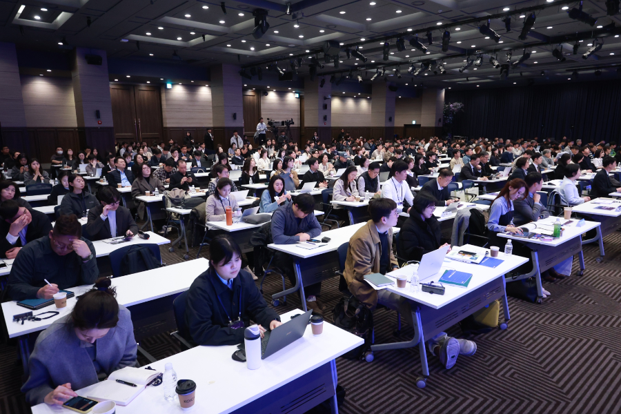 3일 서울 여의도 중소기업중앙회 KBIZ홀에서 코이카가 주최한 ‘2026 개발협력 참여전략 설명회’ 현장에서 기업 관계자들이 발표 내용을 경청하며 자료를 살펴보고 있다.