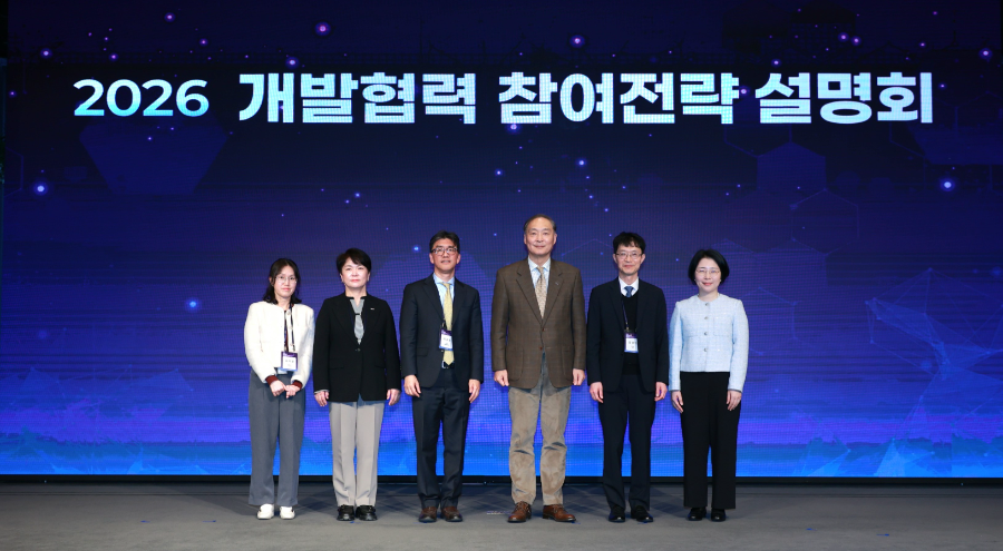 3일 서울 여의도 중소기업중앙회 KBIZ홀에서 코이카가 주최한 ‘2026 개발협력 참여전략 설명회’에서 장원삼 코이카 이사장 등 주요 내빈들이 기념 촬영을 하고 있다. (맨 왼쪽부터 김지윤 코이카 조달실장, 손정미 코이카 글로벌연대·파트너십 본부장, 이규호 외교부 개발협력국장, 장원삼 코이카 이사장, 강성민 조달청 차장, 장서희 코이카 조달1팀장)