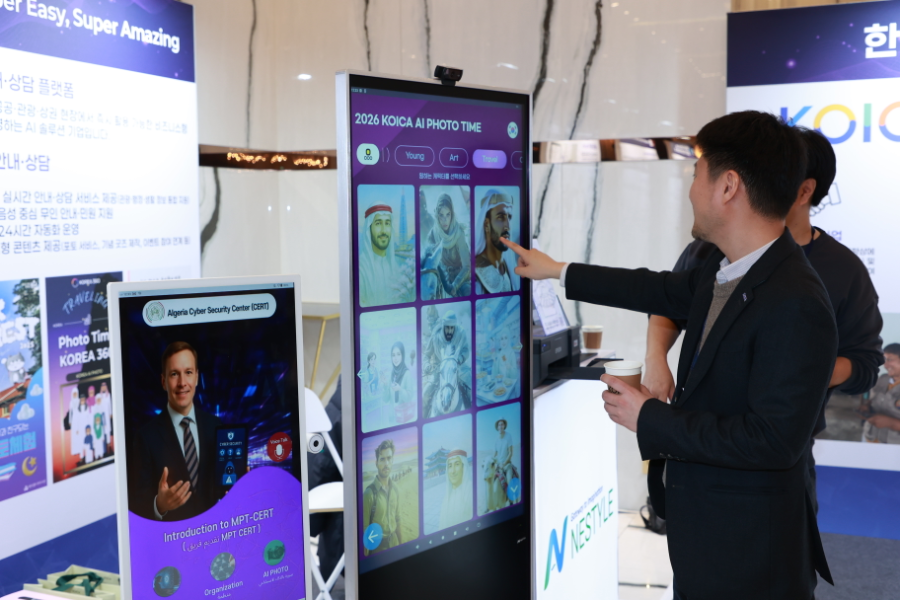 3일 서울 여의도 중소기업중앙회 KBIZ홀에서 코이카가 주최한 ‘2026 개발협력 참여전략 설명회’ 참석자들이 우수 기업의 솔루션을 체험해보고 있다.