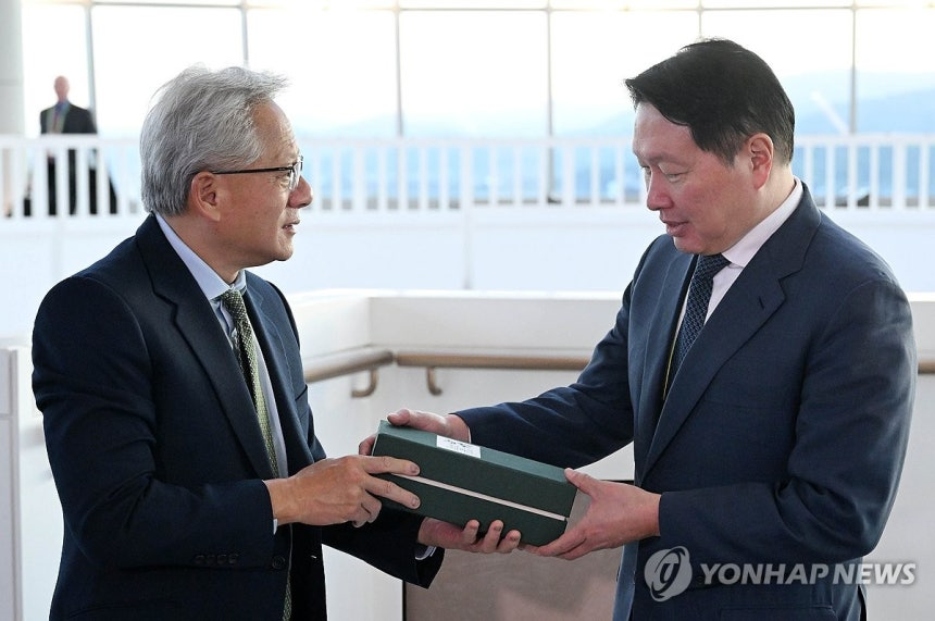 젠슨 황 엔비디아 CEO가 31일 경북 경주 예술의전당에서 열린 아시아태평양경제협력체(APEC) 최고경영자(CEO) 서밋에 참석, 최태원 대한상의 회장과 만나 위스키 하쿠슈 25년을 선물하고 있다. 2025.10.31