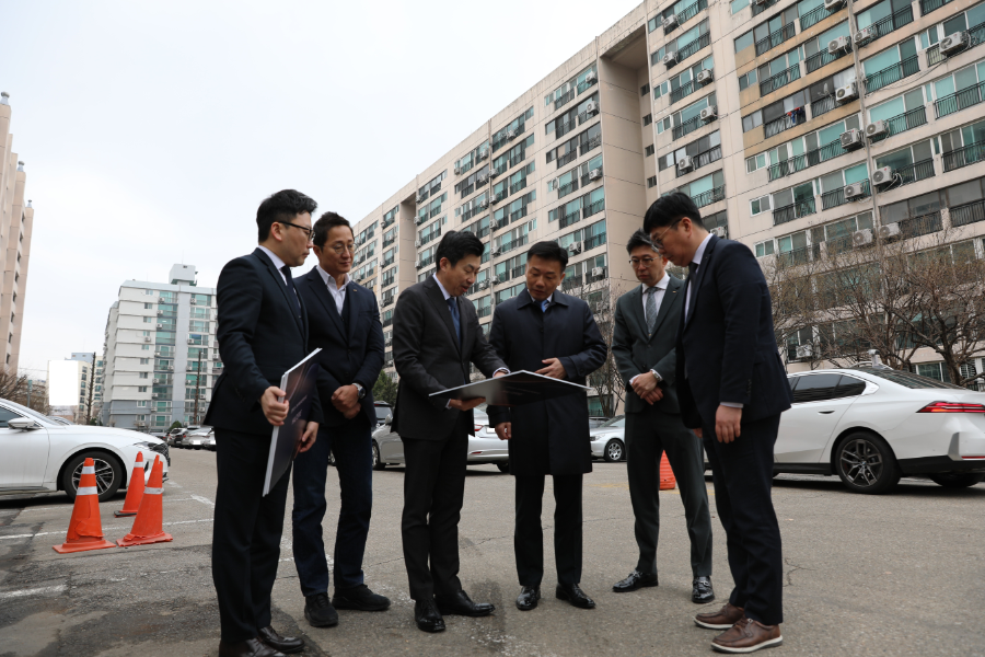 신반포 19ㆍ25차 현장을 찾은 송치영 사장(왼쪽에서 네 번째)