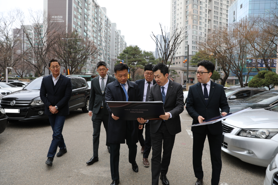 신반포 19ㆍ25차 현장을 찾은 송치영 사장(왼쪽에서 세 번째)