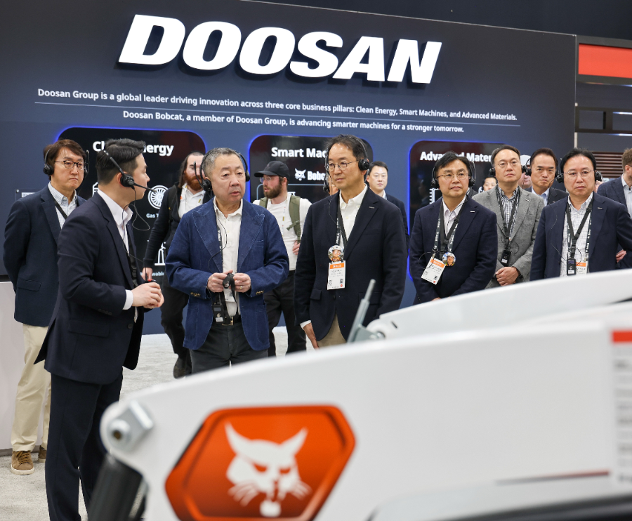 박정원 두산그룹 회장(앞줄 왼쪽에서 두 번째)이 경영진과 함께 ‘콘엑스포 2026’ 현장에서 두산밥캣 부스를 살펴보고 있다.