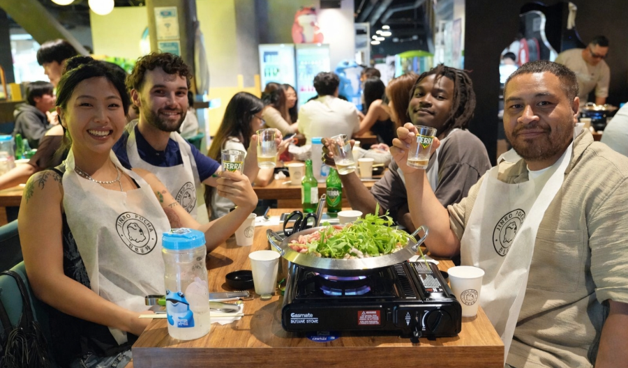 호주 멜버른 진로포차에서 현지인들이 진로(JINRO) 제품과 테라 맥주를 음용하고 있다