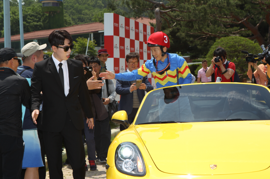 박태종 기수가 2000승 달성 직후 오픈 카 퍼레이드에서 팬들에게 인사를 건네고 있다