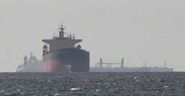 (상보) 이란, '위안화로 거래' 원유 선박 호르무즈 통과 허용 검토 - CNN