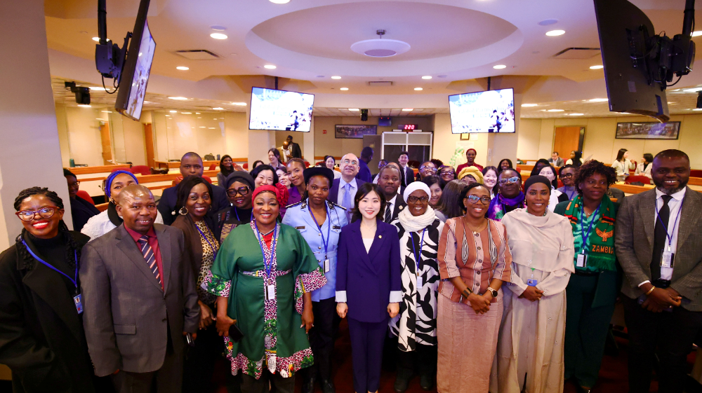 IWPG가 11일(현지시간) 뉴욕 주유엔 아프리카연합(AU) 대표부 콘퍼런스홀에서 AU 산하 여성교육기관인 CIEFFA와 공동으로 제70차 유엔 여성지위위원회(CSW70) 사이드 이벤트를 개최한 가운데 참석자들이 기념사진을 촬영하고 있다.