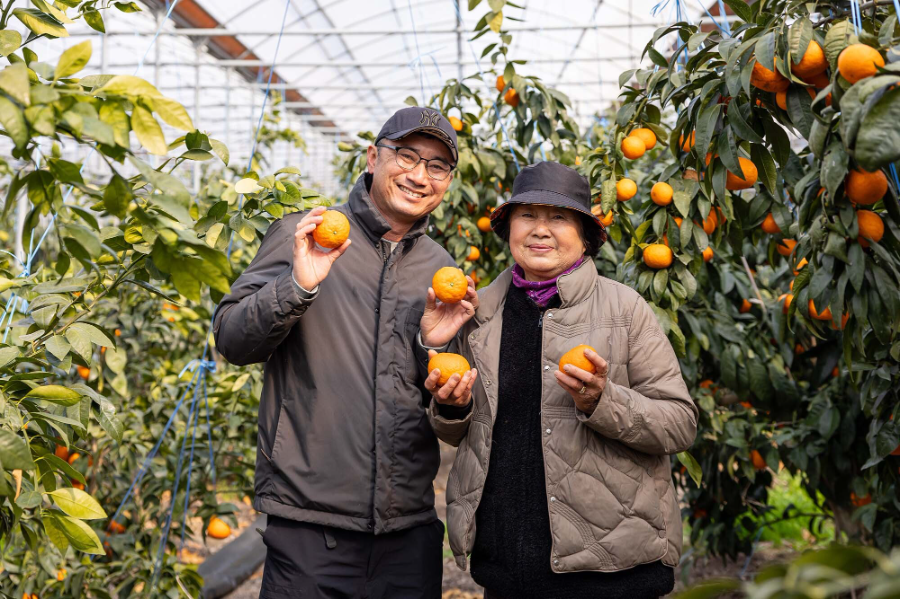 오재근 만강농장 대표와 어머니 현정식 농부