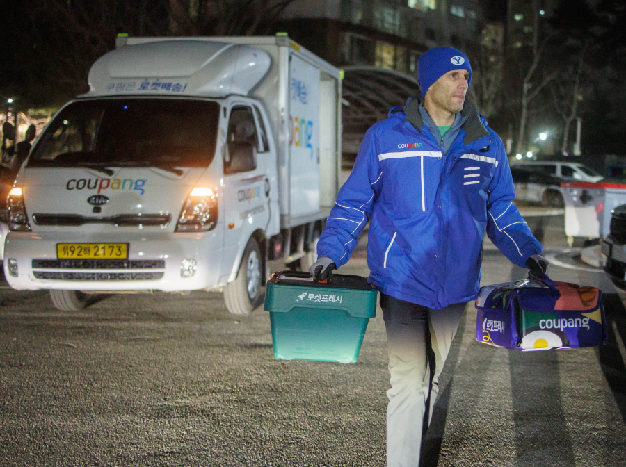 로저스 대표가 프레시백을 들고 배송업무를 하고 있는 모습